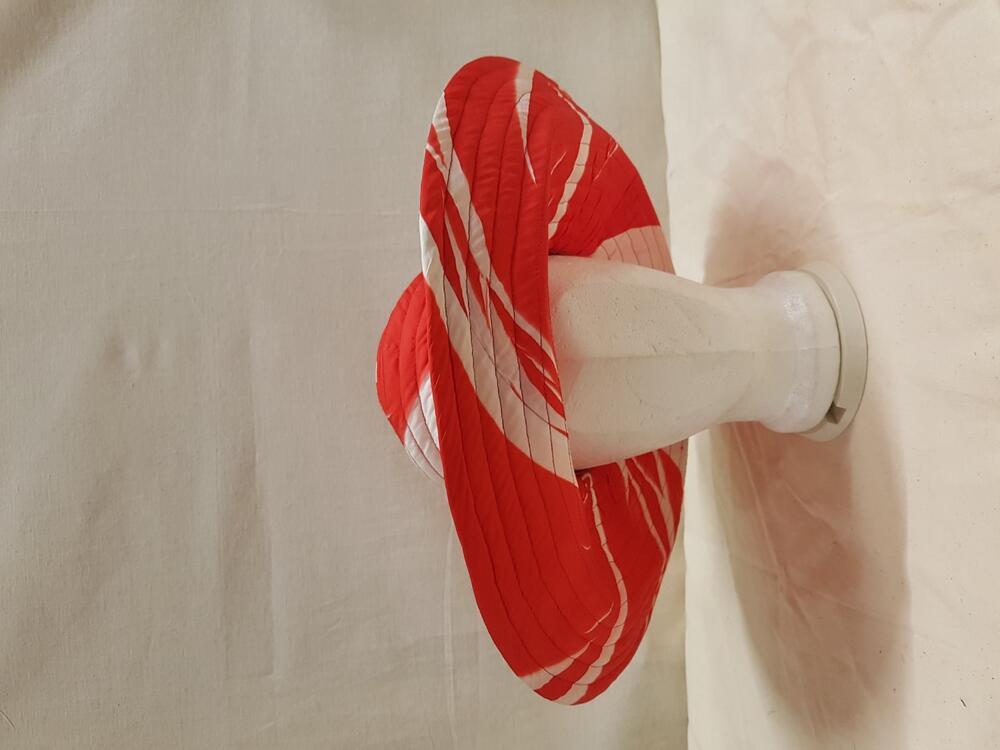 Hoed, bol met brede rand, van wit en rood gevlamde bedrukte synthetische stof, behorende tot…