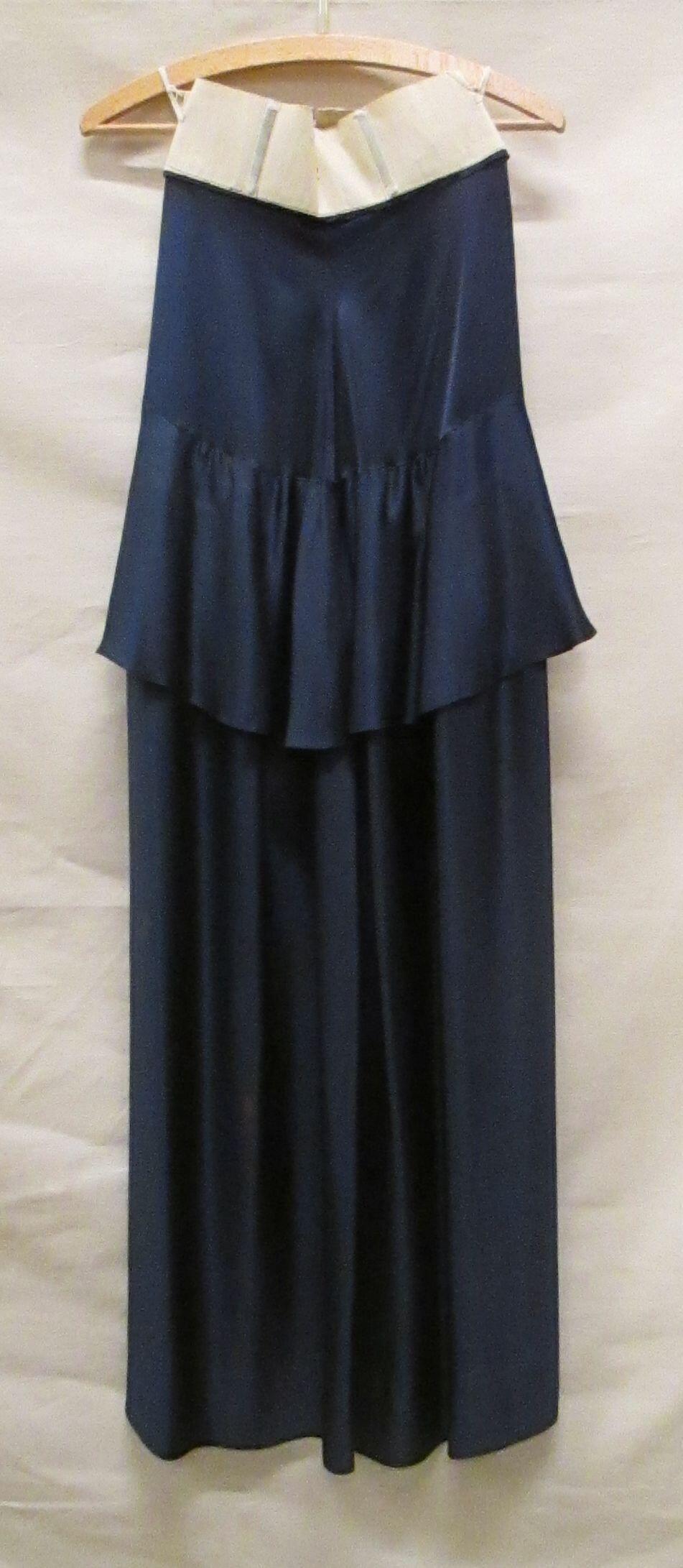 Rok van donkerblauw zijde satijn, enkellang, sluikvallend model met 'schootje' op heuphoogte,…