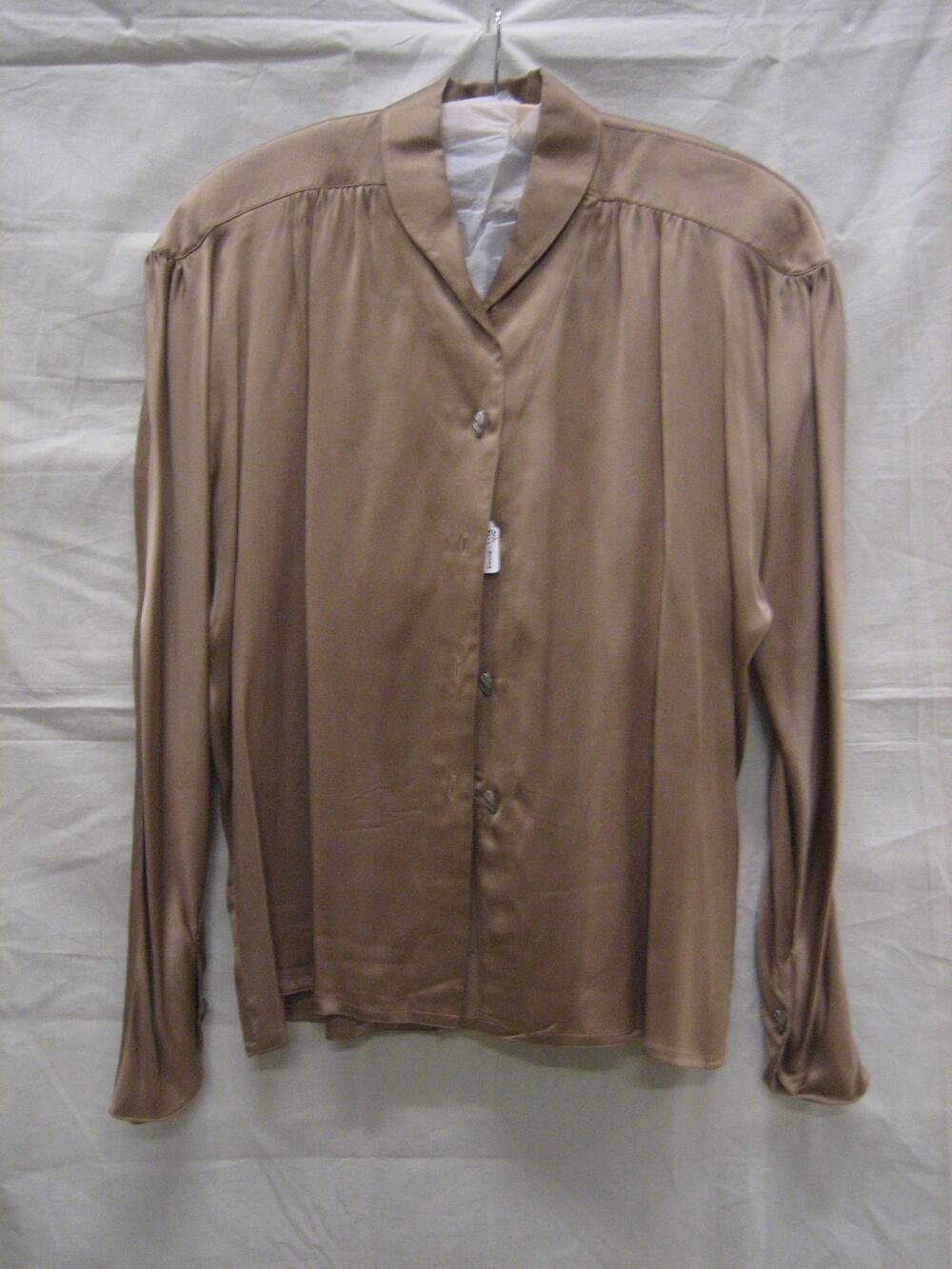 Blouse van lichtbruin, taupekleurig crêpe satin zijde, met metalen knopen in ovale vorm met…