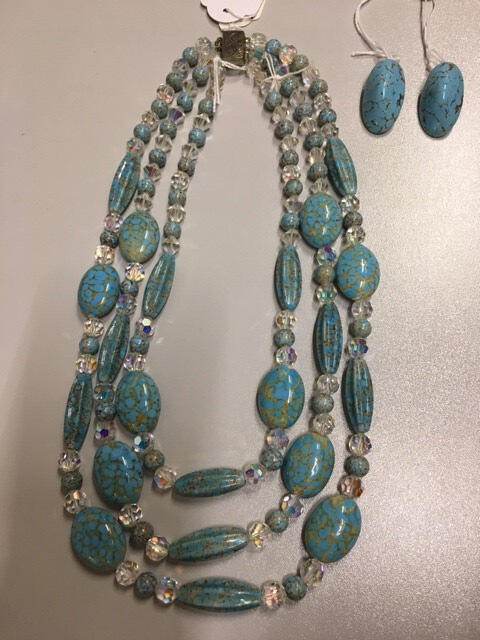 Set van ketting (1) en paar oorclips (2,3). Ketting: glas kralen in 3 rijen oplopend in grote van…
