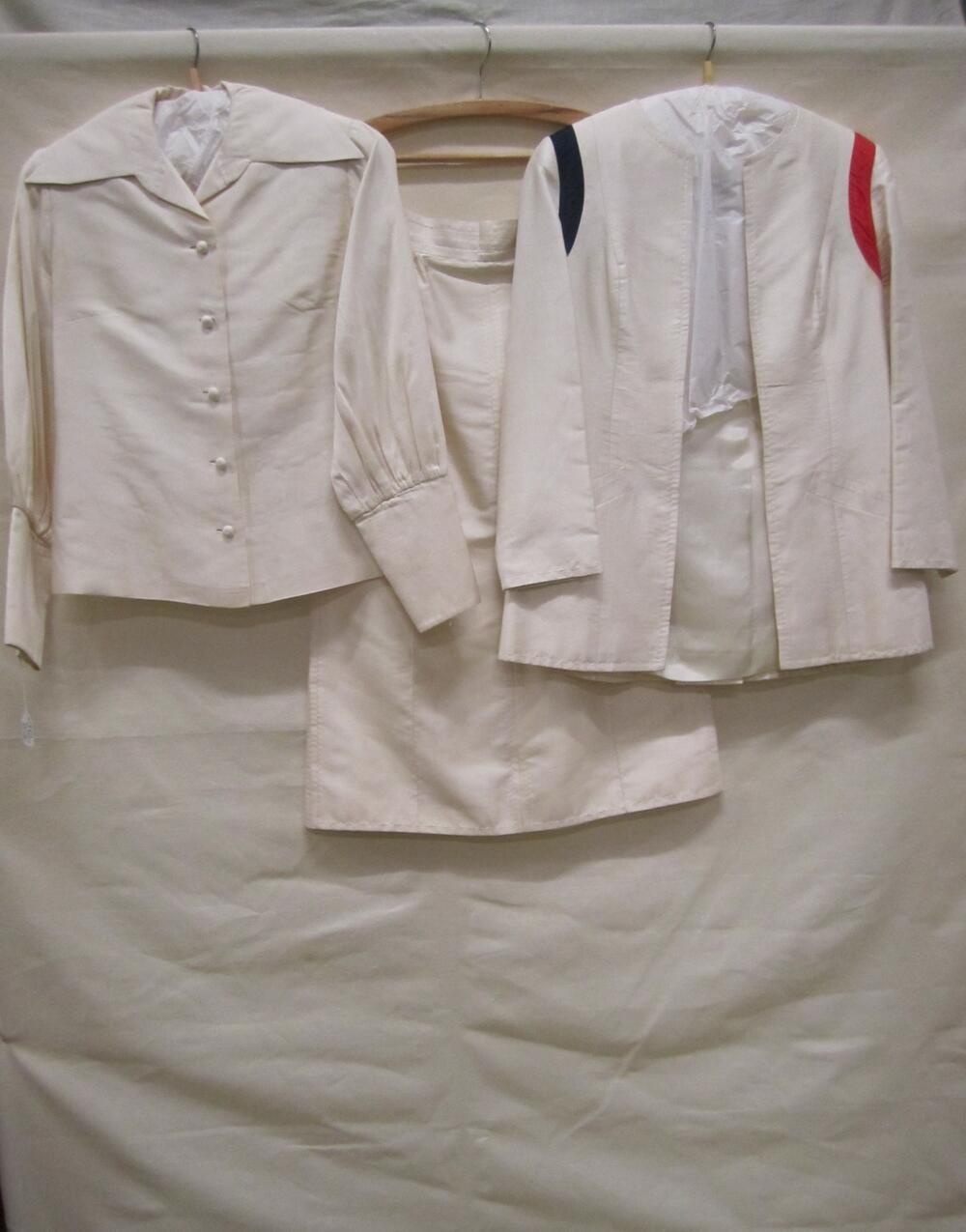 Ensemble bestaande uit jasje, blouse en rok van crèmekleurige zijde, langs de naden doorgestikt