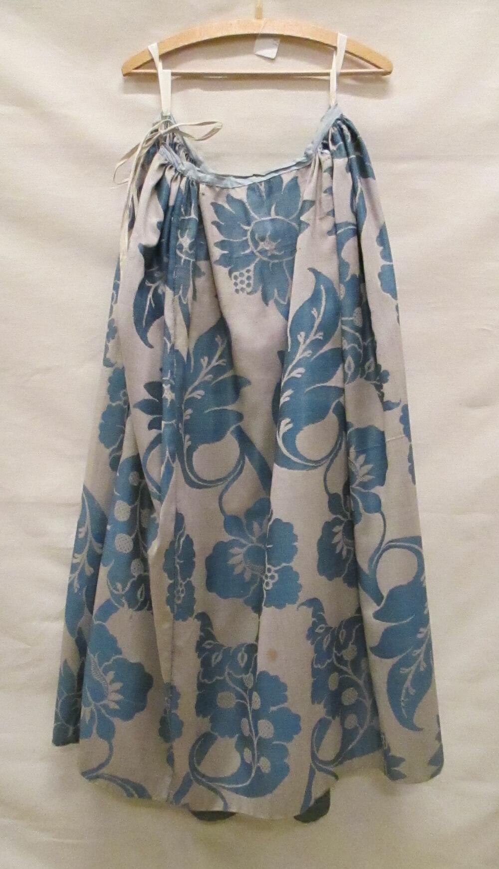 Rok van crèmekleurig en blauw geglansd wollen damast met zeer grote florale motieven. De rok is…