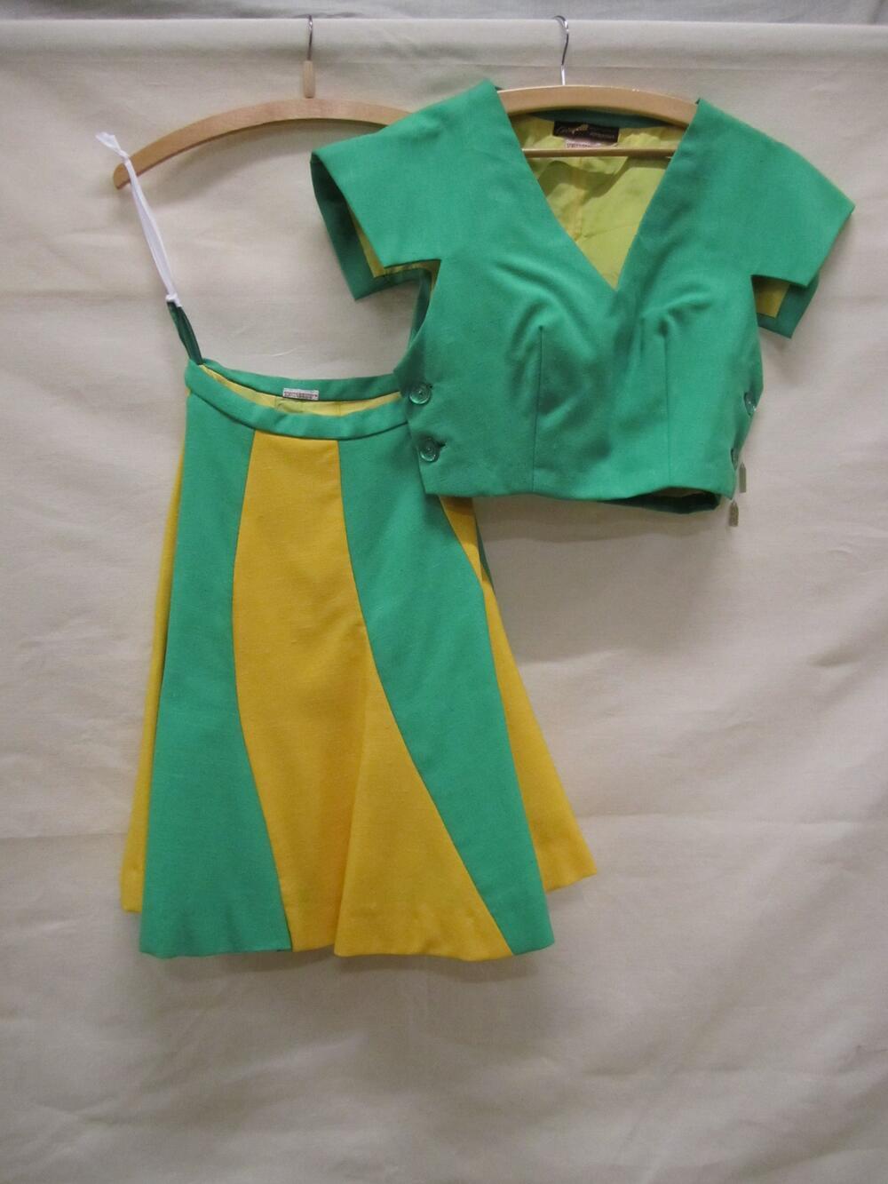 Ensemble bestaande uit een blouse en klokkende rok van felgroen en felgeel (synthetisch?) linnen