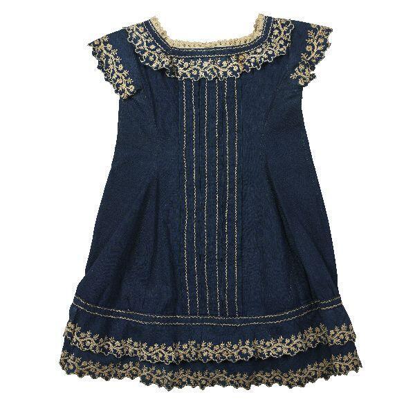 Jurk (meisje) van blauw katoen, mouwloos model met crèmekleurig borduursel (tamboureerwerk) langs…