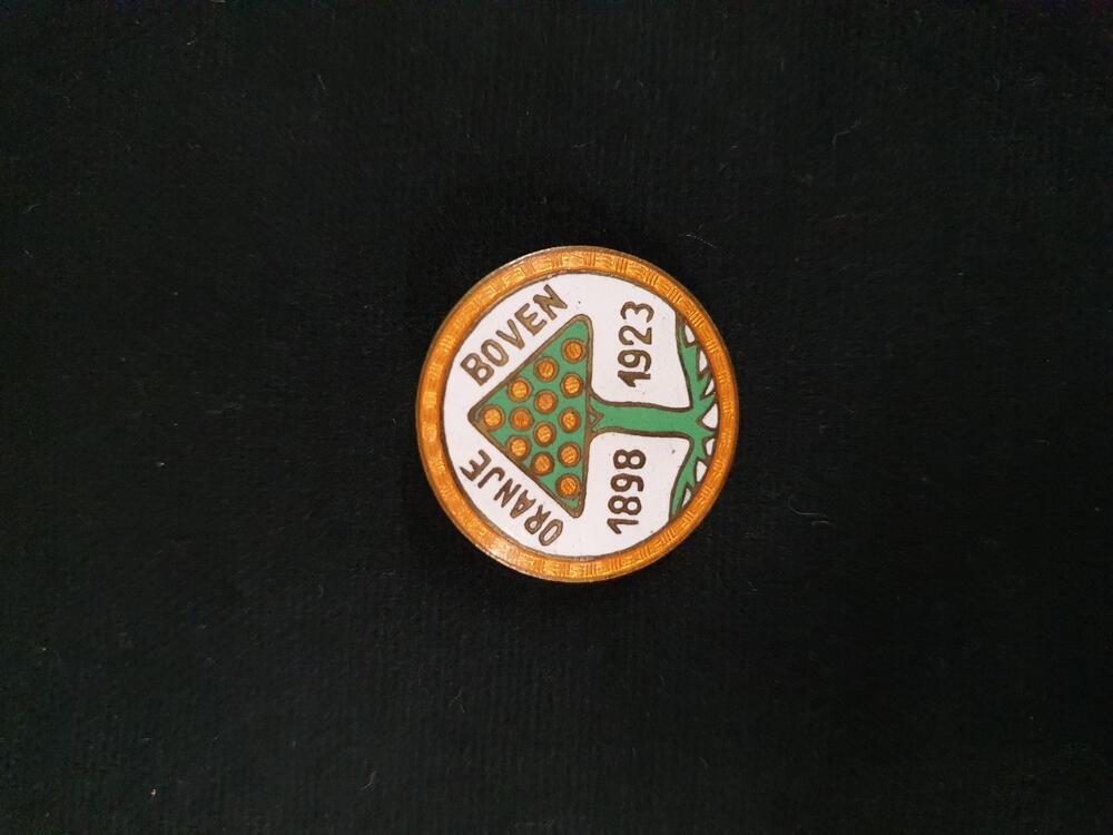 Speld, goudkleurig metaal met 'Oranje Boven 1898-1923' en voorstelling van sinaasappelboom in…
