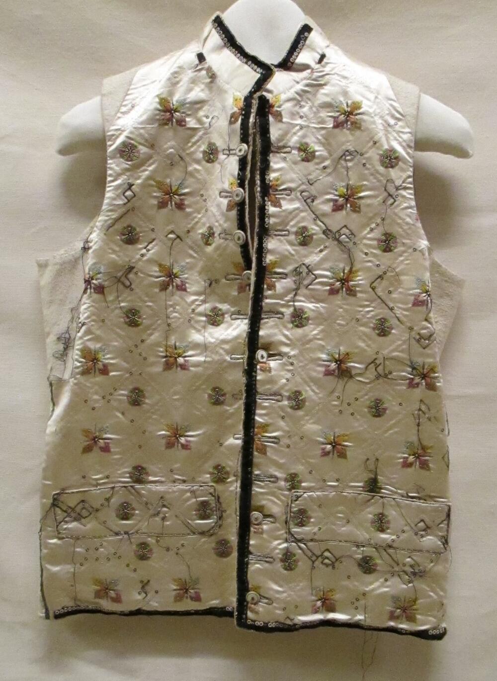 Vest (man) van cremekleurige zijde, geborduurd met gekleurde zijde en zwarte chantille