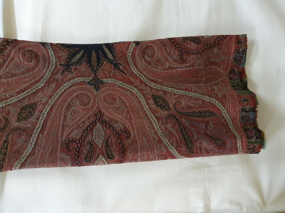 Shawl van rode wol met apart ingezette zwarte spiegel en versiering van veelkleurig borduursel