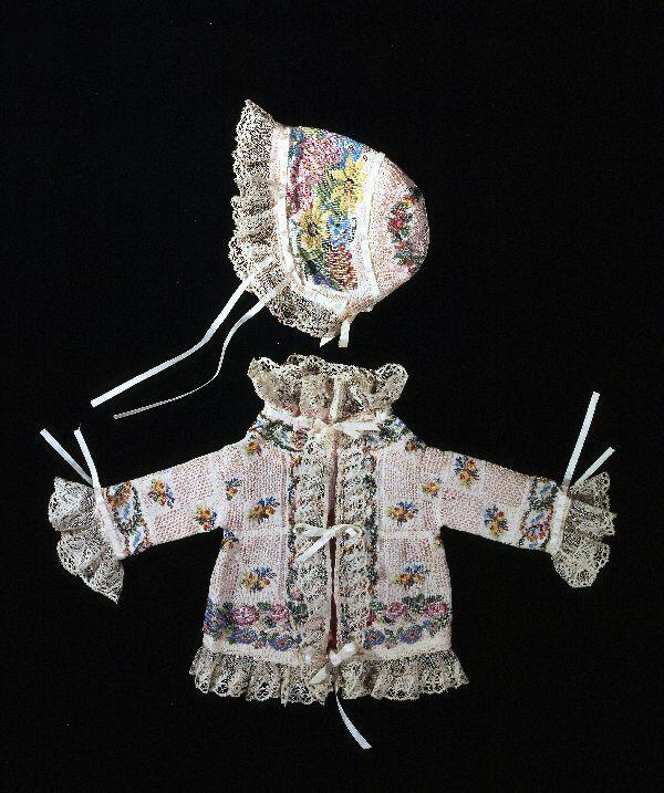 Jasje (baby) en mutsje (baby) van gebreid zeudim(?) wit katoen. Kant