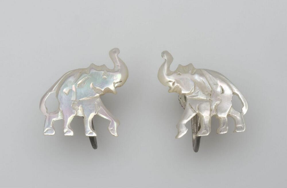 Oorknop van parelmoer in de vorm van een olifant, onderdeel van een paar