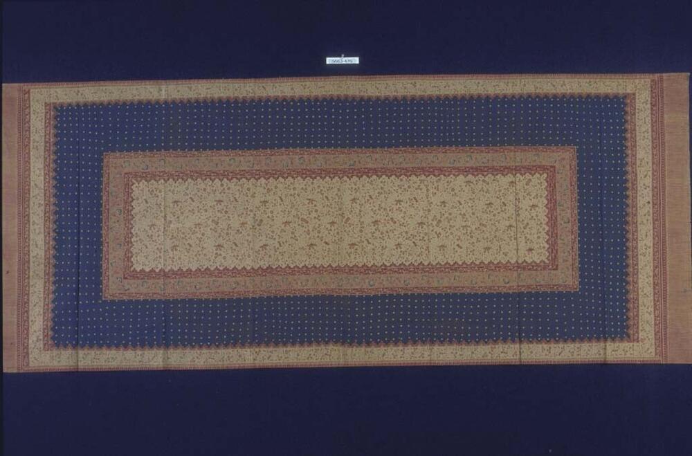 Katoenen schouderdoek, verdeeld in rechthoekige vakken met florale motieven