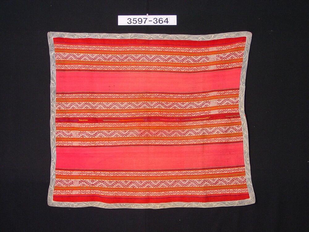 Omslagdoek met ingeweven motieven en afgebiesd met een fluwelen band