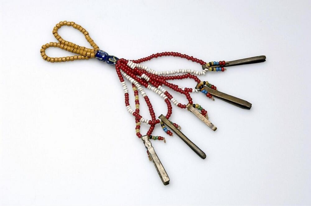 Kralenketting met vijf koperen epileerpincetjes