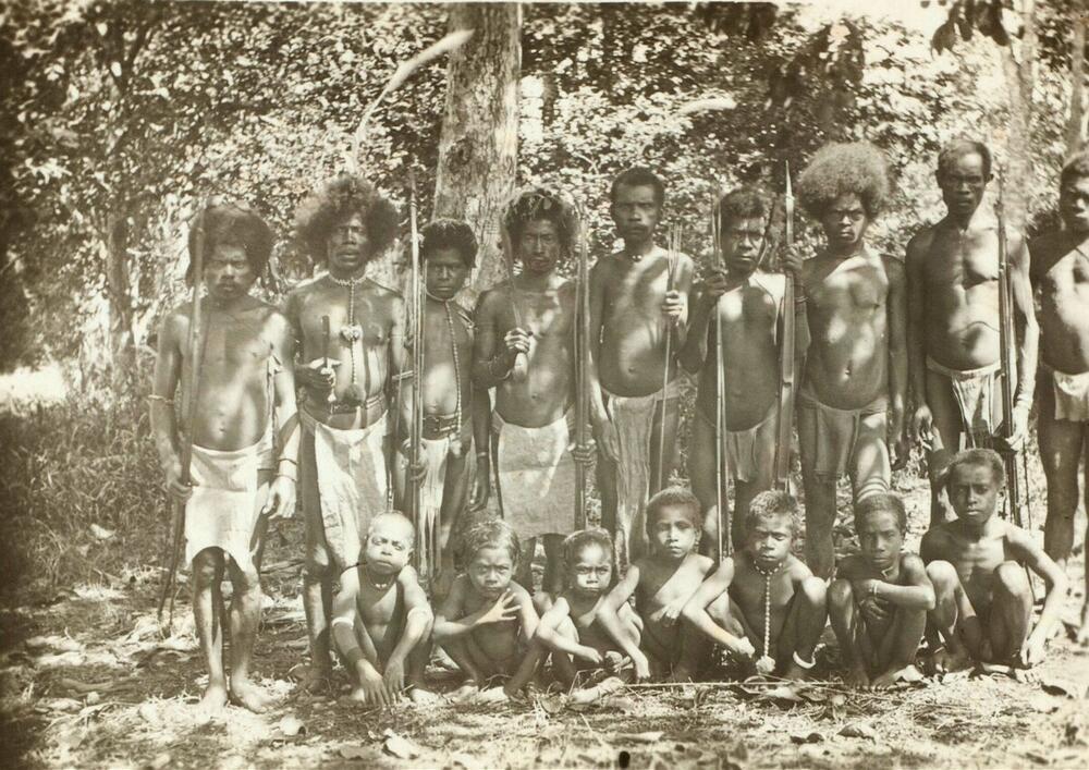 Groepsportret Papua mannen en kinderen