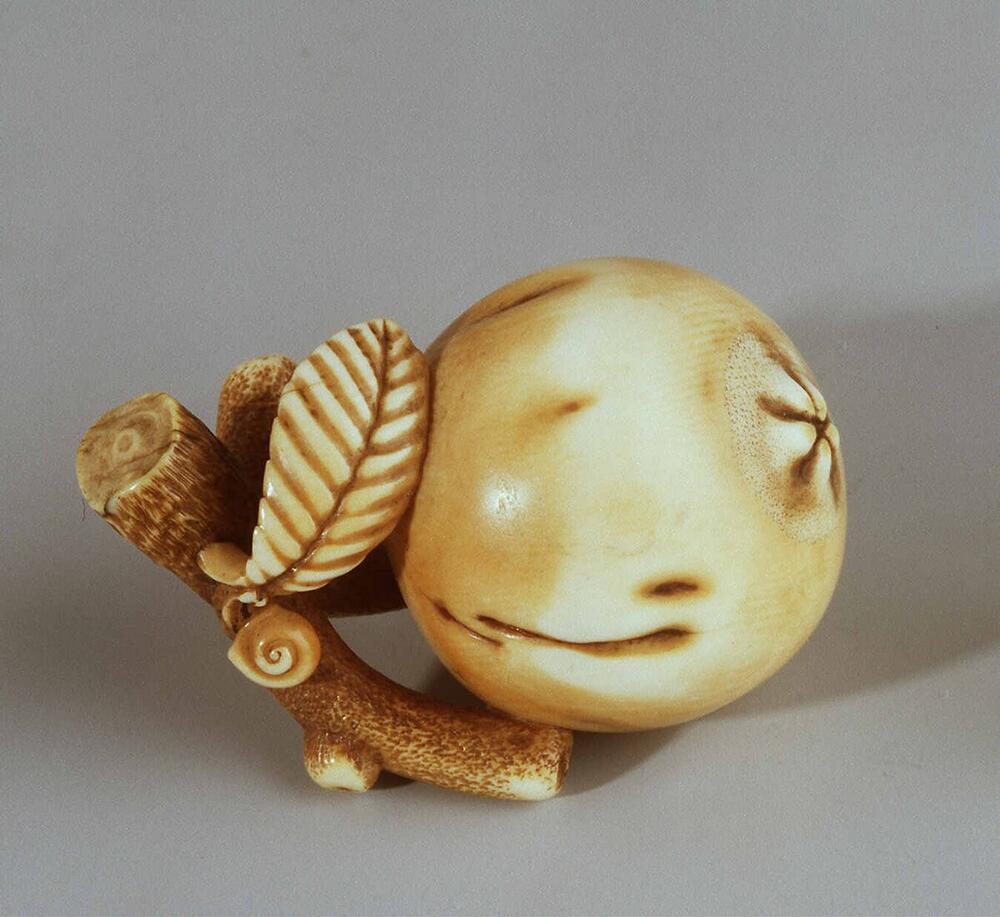 Netsuke: kaki fruit