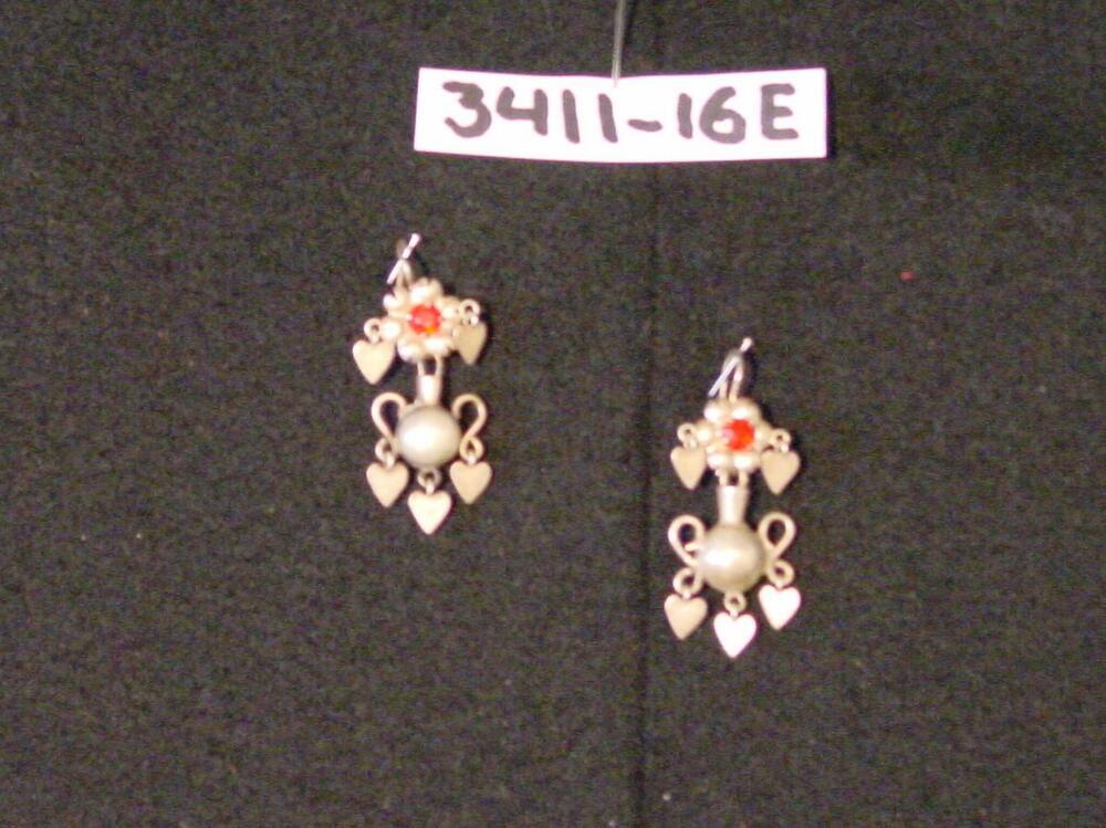 Twee zilveren oorsieraden in een spanen doosje