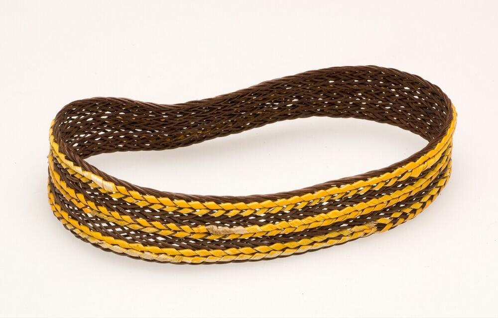 Bovenarmband van gevlochten stengelbast