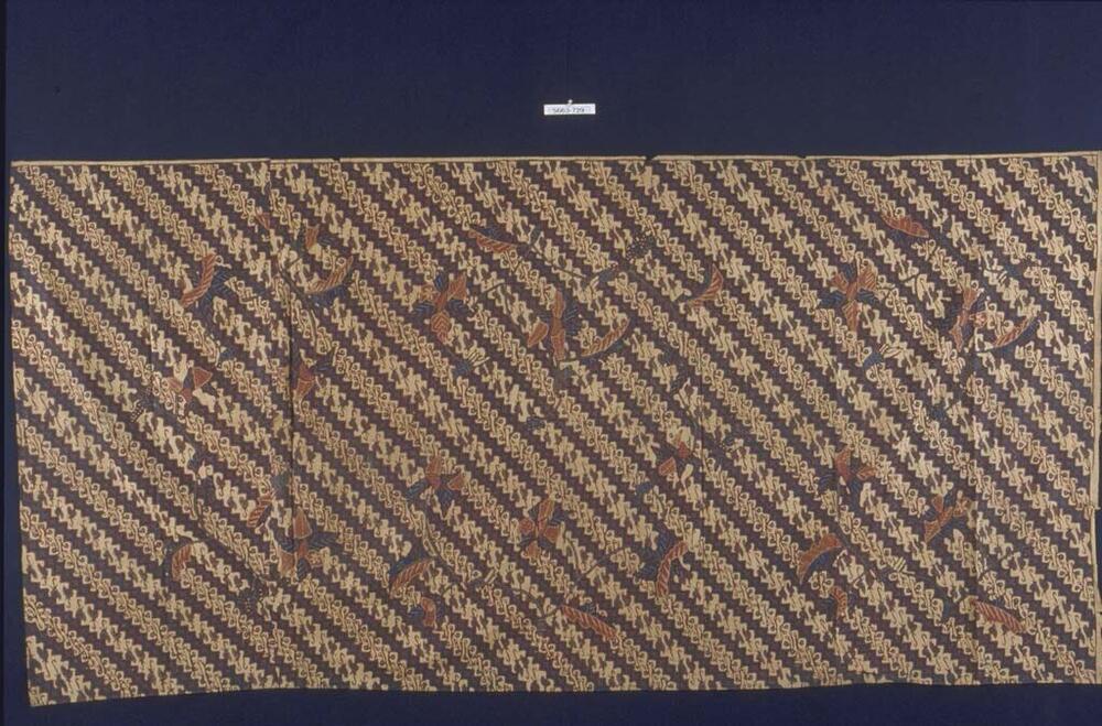Wikkelrok met schuine banen met bekend geometrisch motief en bloemen
