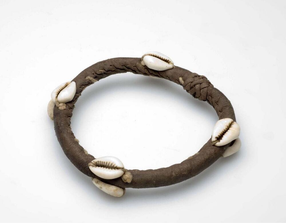 Leren armband met kaurischelpen