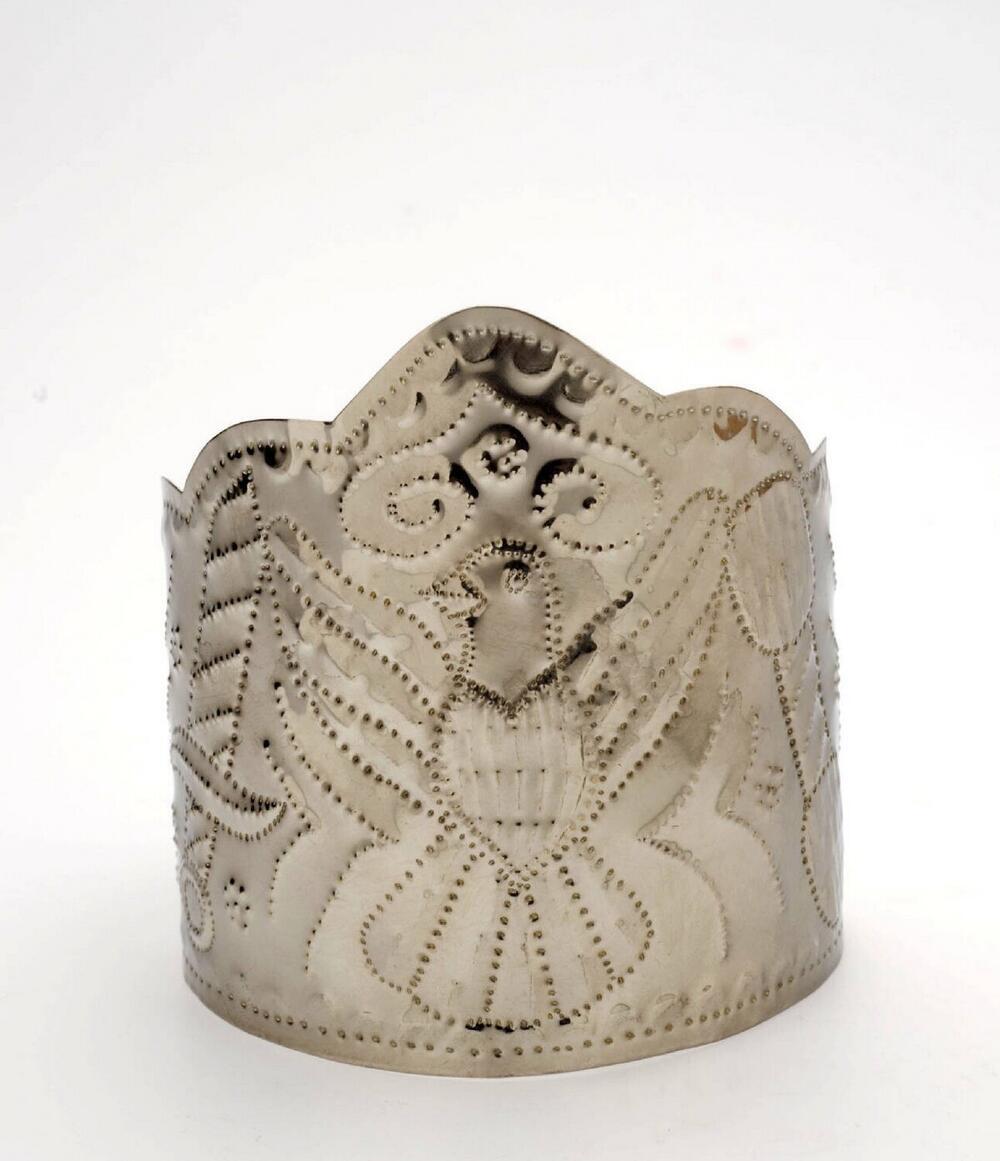Armband voor de bovenarm, die een onderdeel is van het candomblé kostuum voor de godheid Oxalá