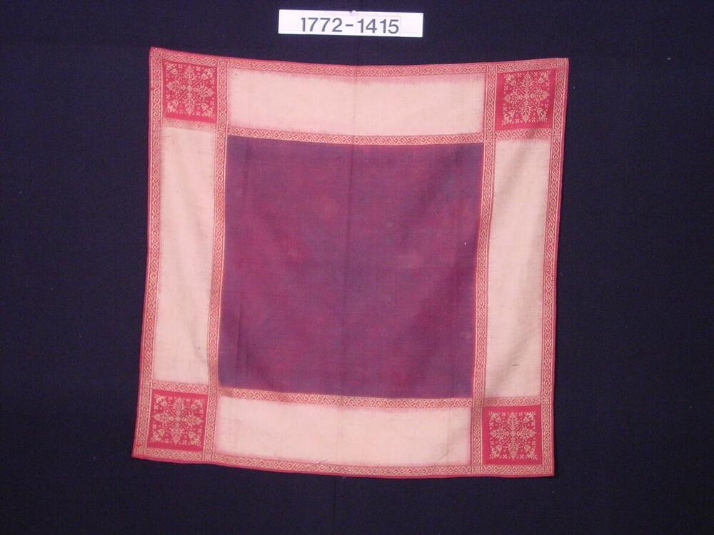 Zijden hoofddoek met ornament van ingeweven geikatte garens en gouddraad