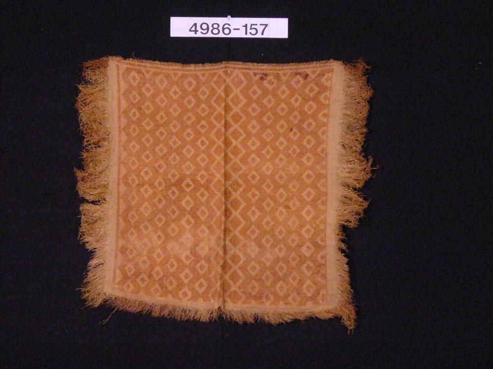 Raffia weefsel, geborduurd met geometrische motieven