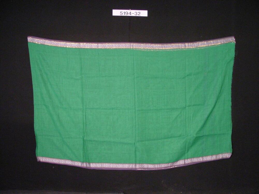 Groene heupdoek met aan de zelfkanten een rand met floraalmotieven