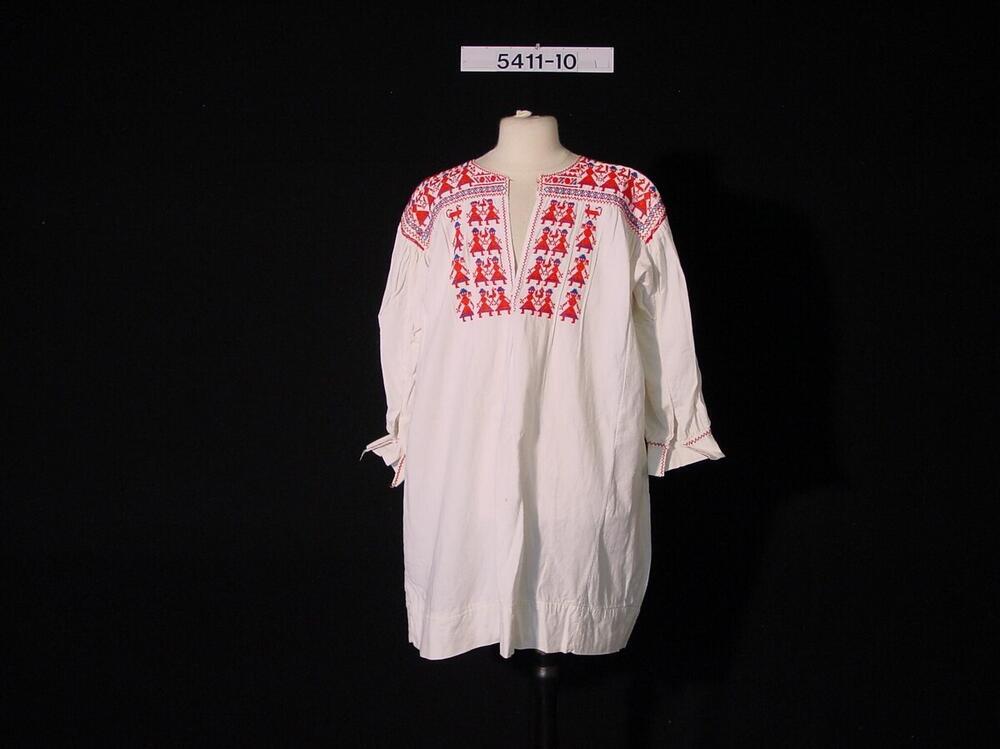 Katoenen blouse met borduursel op schouders en langs de halssplit