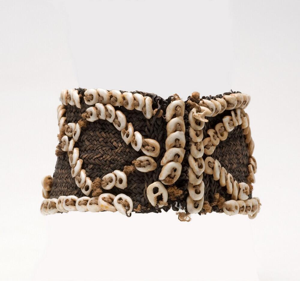 Armband, versierd met kralen en schelpen