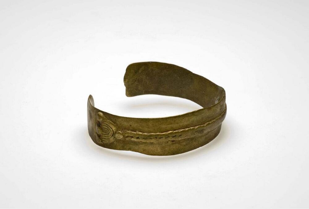 Versierde metalen armband