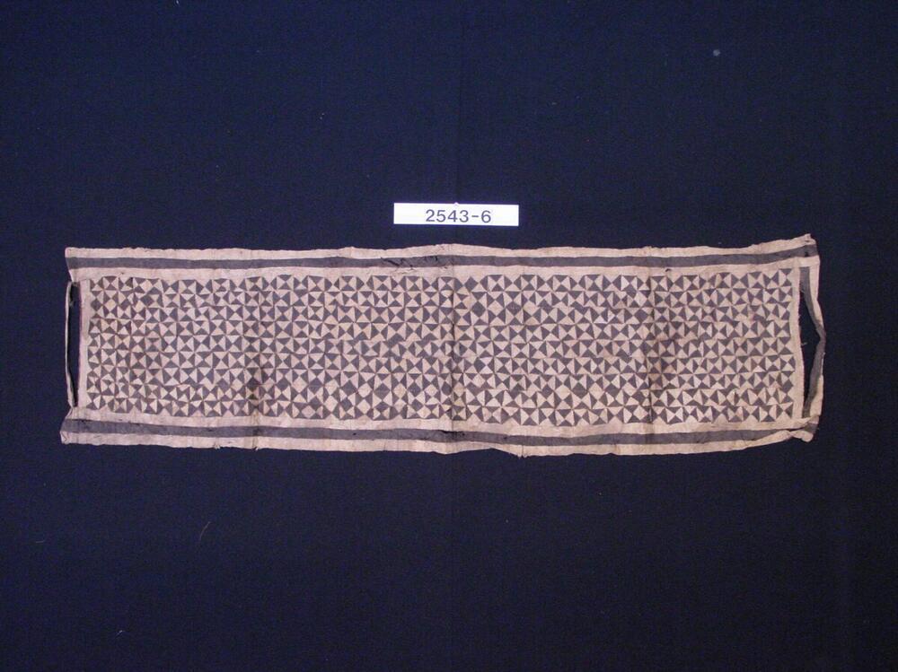 Heupdoek met geometrische motieven, gedragen door vrouwen