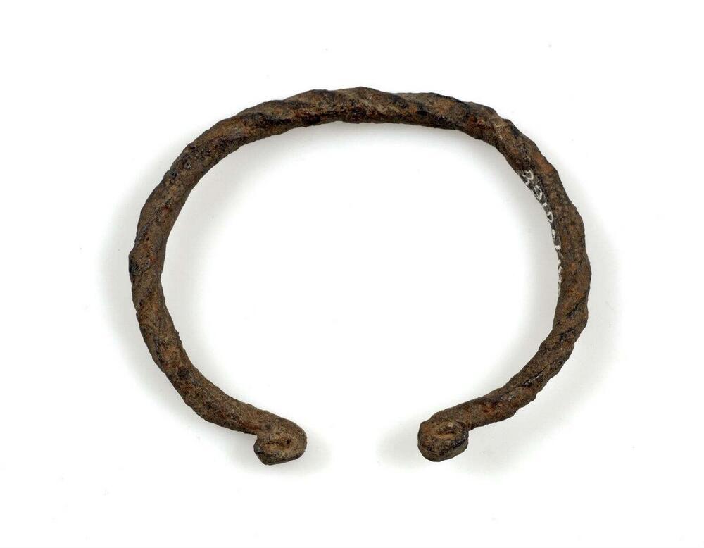 Gedraaide smeedijzeren armband, gebruikt in het gevecht