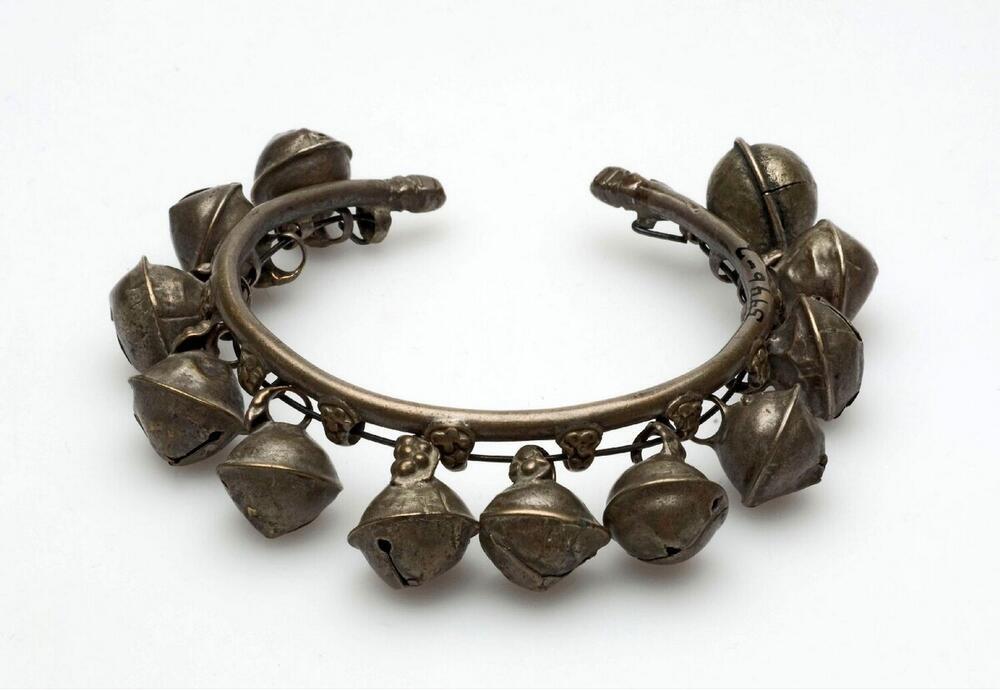 Metalen armband met twaalf bellen