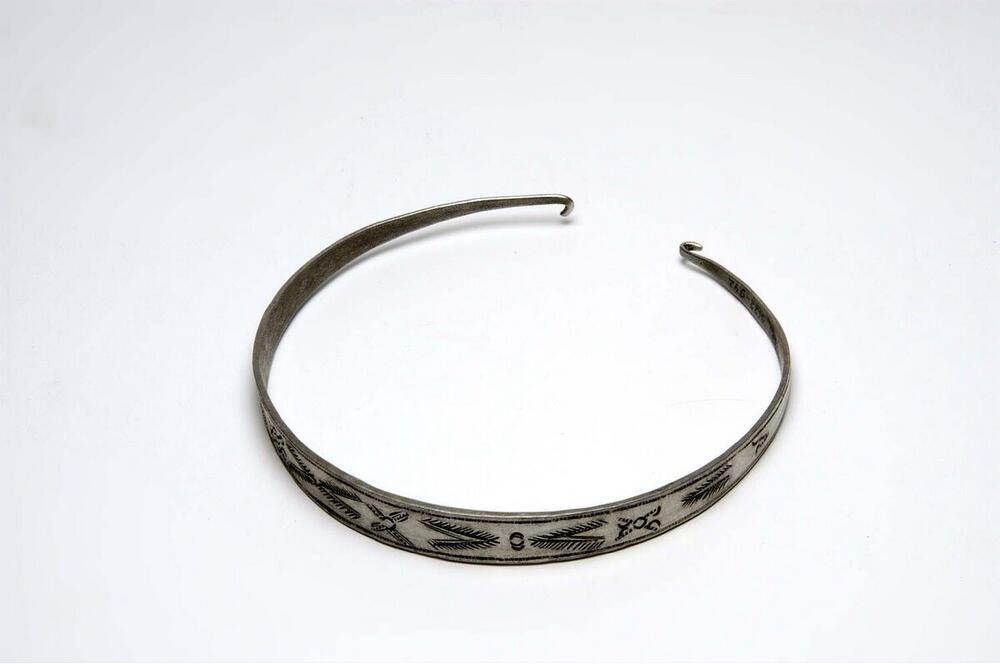 Aluminium halsring, met siermotieven