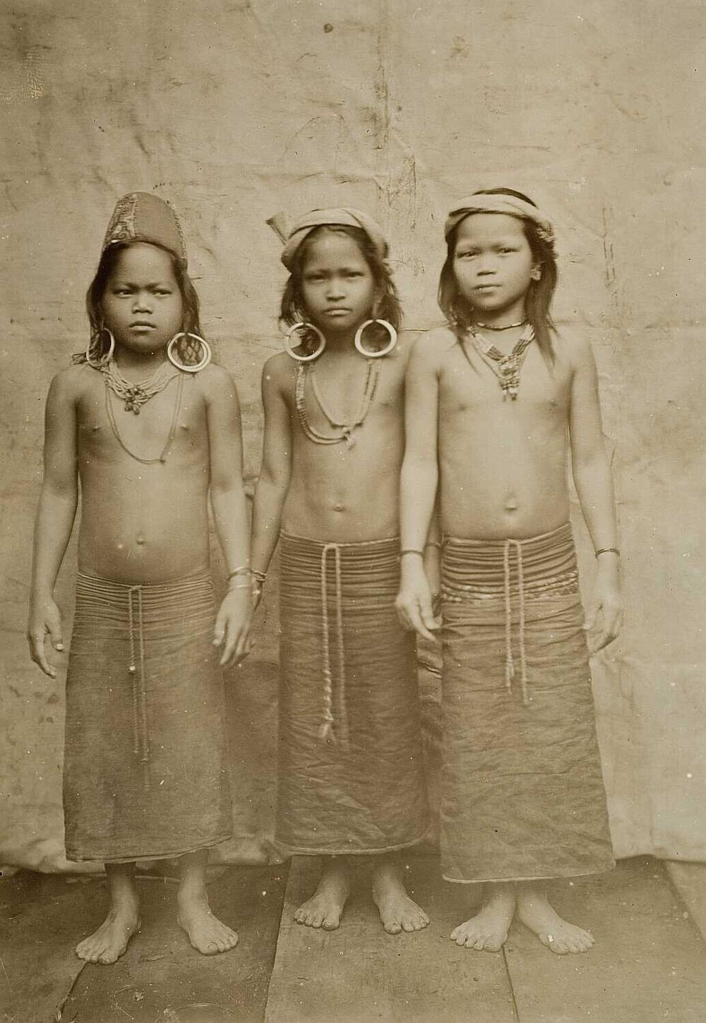 Portret van drie Kajan Dajak meisjes, Boven-Mahakam