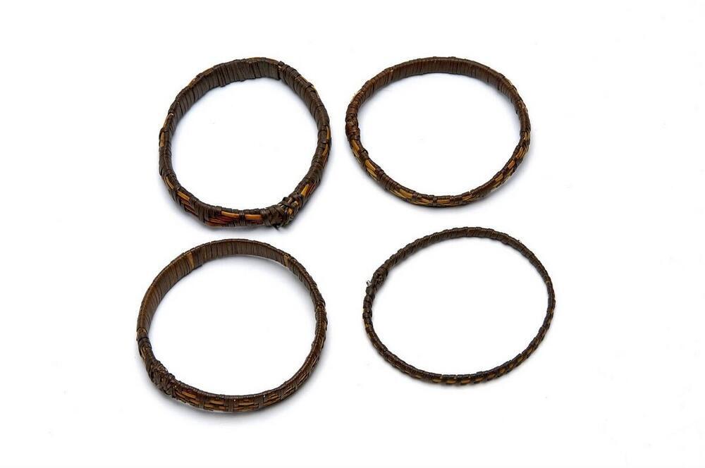 Acht bovenarmbanden van gevlochten rotan, voor kinderen