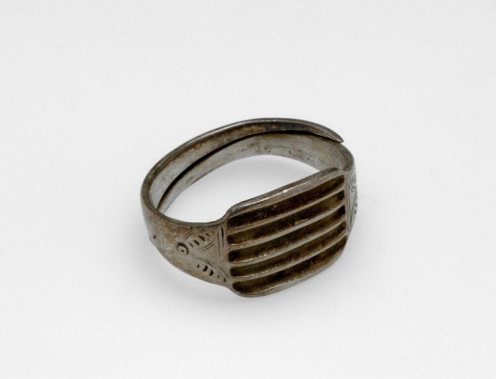 Zilveren ring, met breed geribbeld bovenstuk
