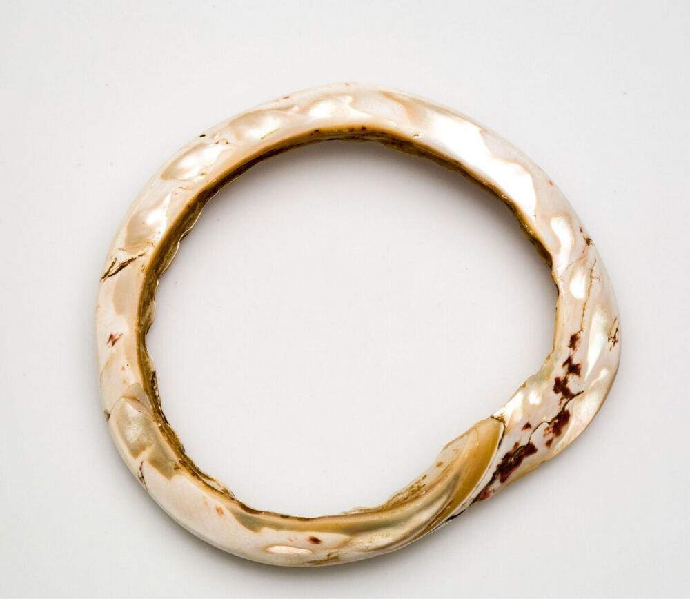 Armband geslepen uit een schelp