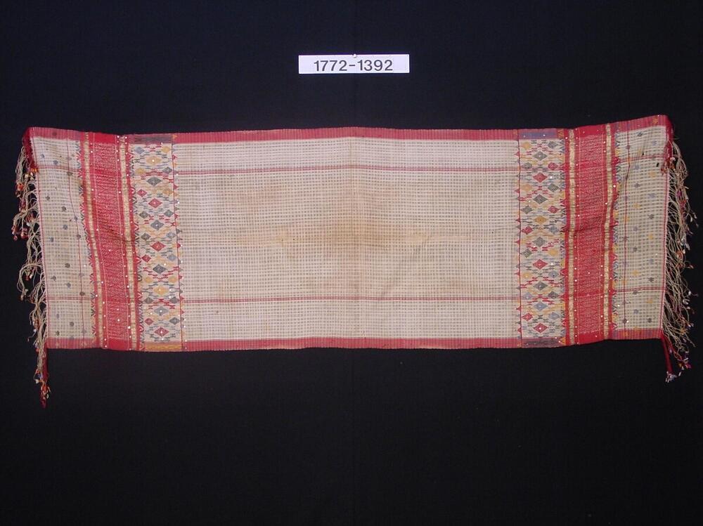 Schouderdoek geweven van verschillende vezels met ornament van ingeweven goud-, zijde-, en…