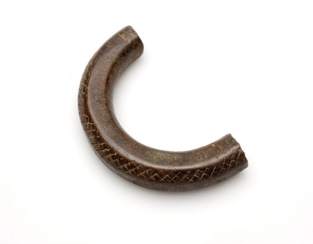 Fragment van een massief bronzen beenring