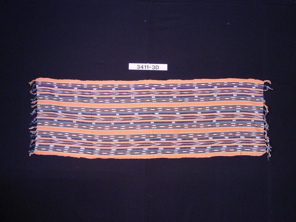 Veelkleurige schouderdoek, onderdeel van een vrouwenkostuum