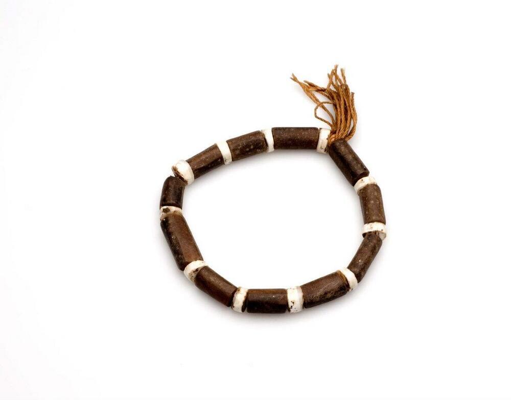 Bovenarmband van hout en steen