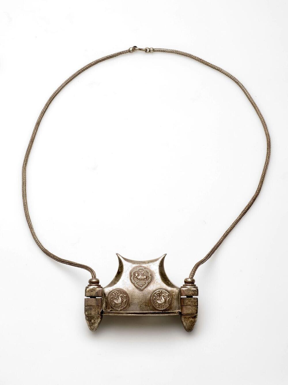 Gevlochten halsketting met zilveren hanger
