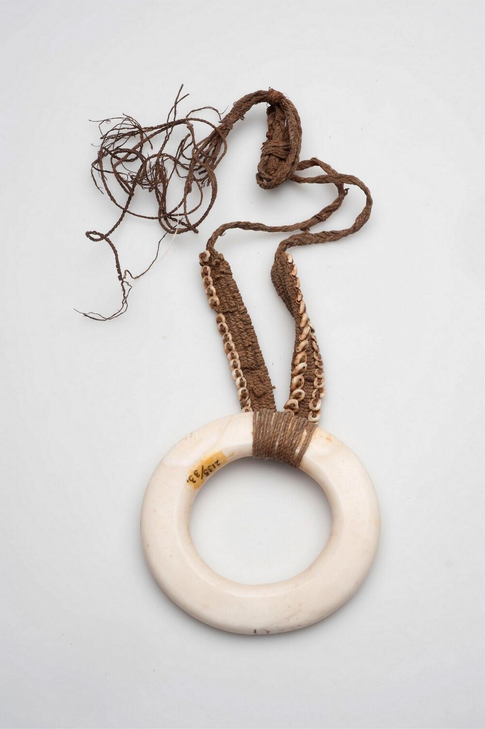 Halssnoer met een ring van schelp