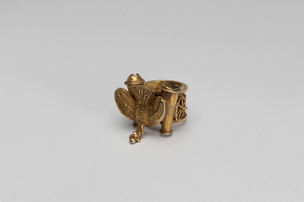 Gouden ring, onderdeel van de staatsiedracht van een koning