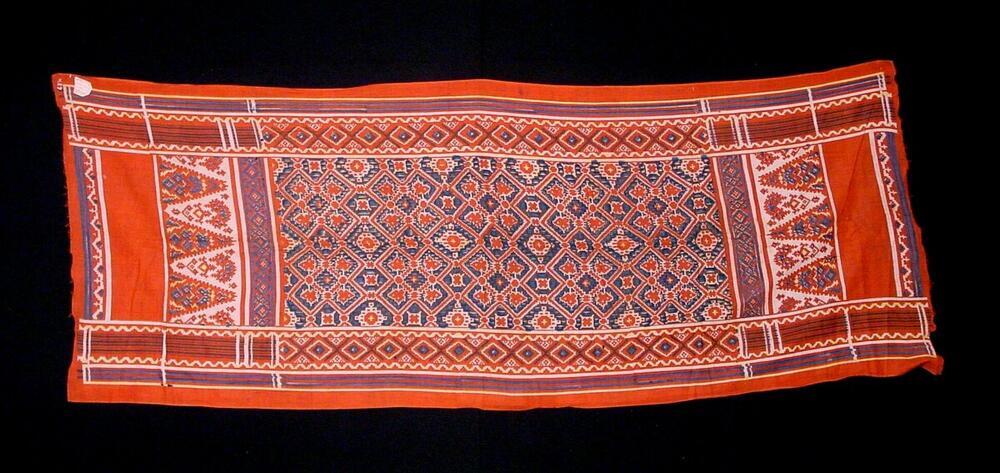 Dunne bontgekleurde katoenen doek, vermoedelijk uit India ingevoerd en gebruikt als schouderdoek