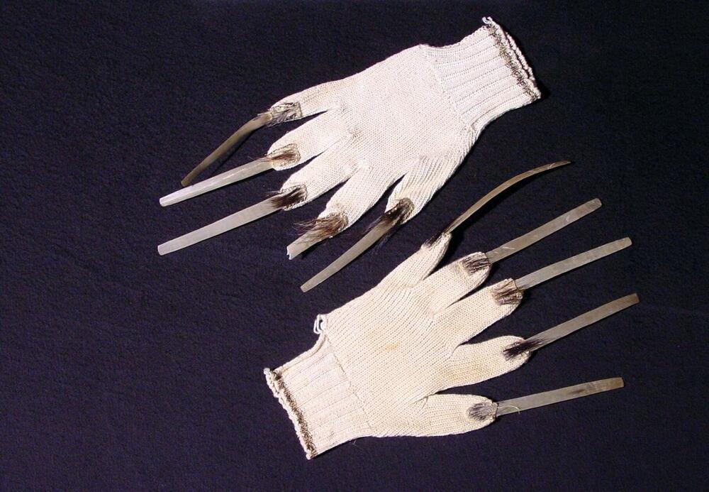 Een paar handschoenen behorend bij een Jauk Manis-kostuum