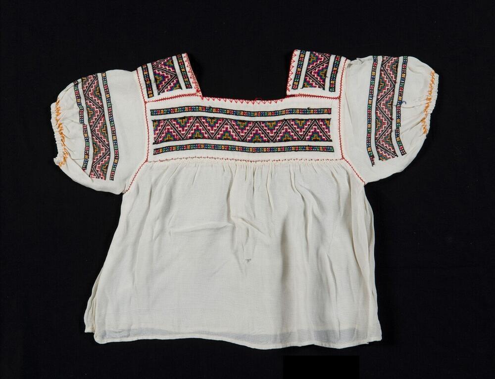 Vrouwenblouse versierd met borduurwerk