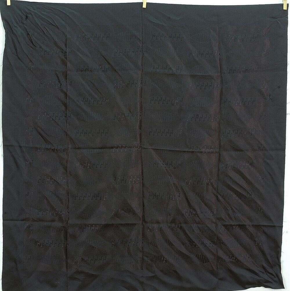 Hoofddoek met ingeweven patroon, gedragen bij begrafenissen