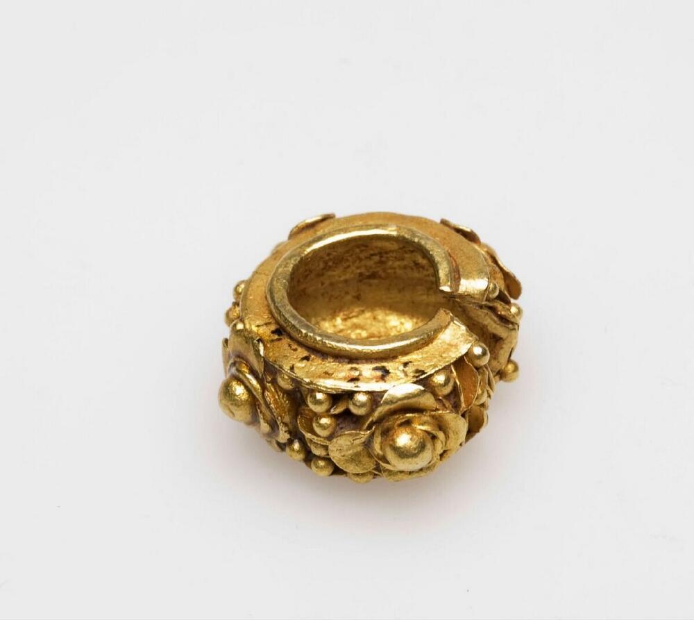 Gouden oorring met rozettenversiering