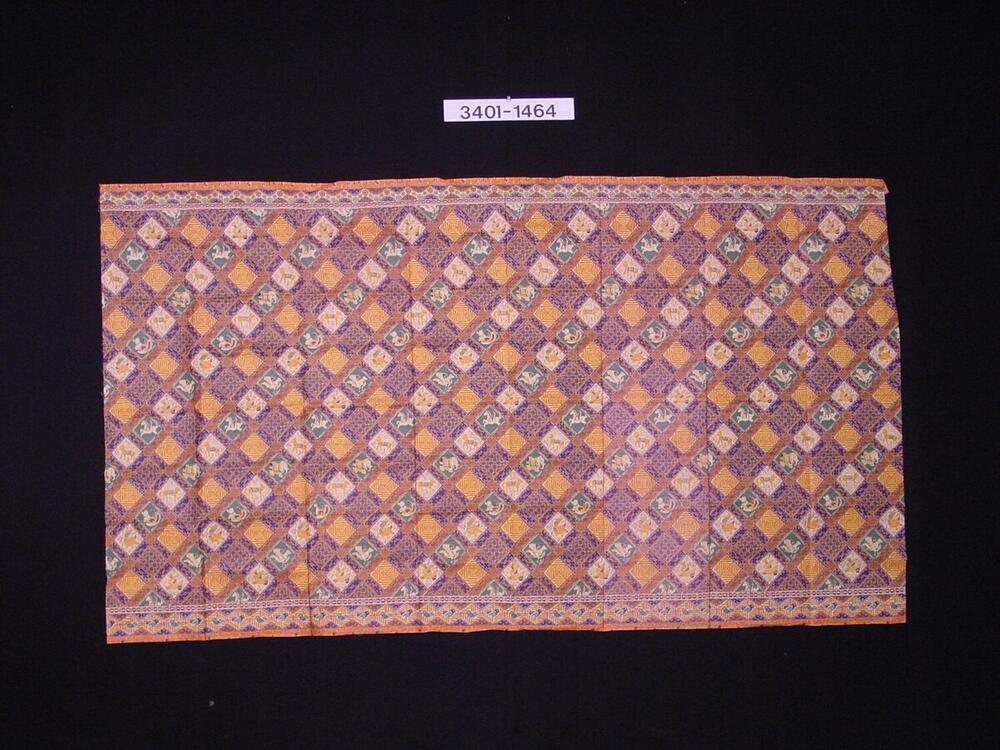 Doek van imitatie batik, met dierfiguren in ruiten